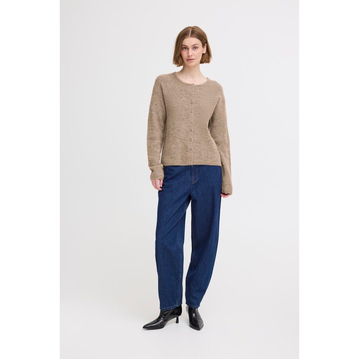 Klassische Rippenstrickjacke mit Rundhalsausschnitt