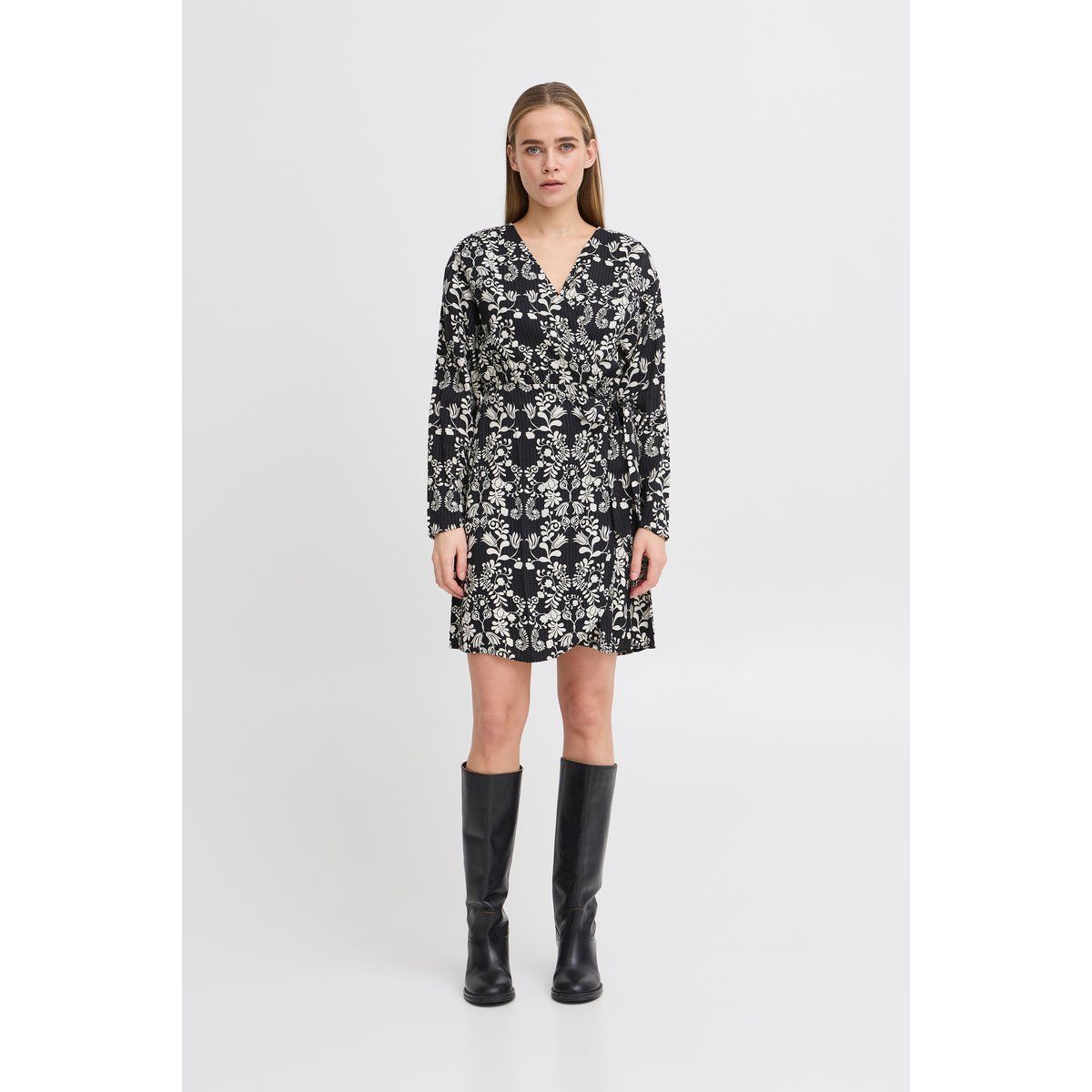 Kurzes Wickelkleid mit Blumenmuster