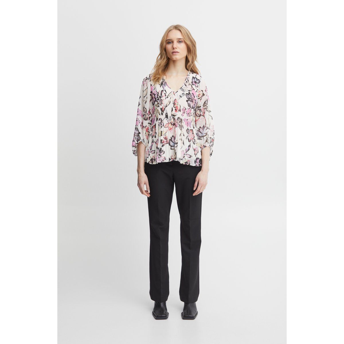 Fließende plissierte Bluse mit abstraktem Blumenmuster
