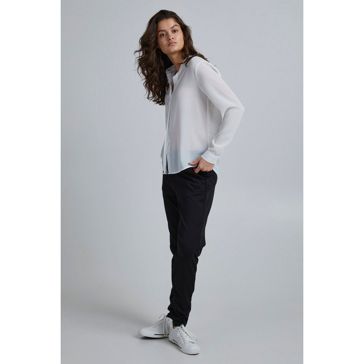 Minimalistische Bluse mit Stehkragen