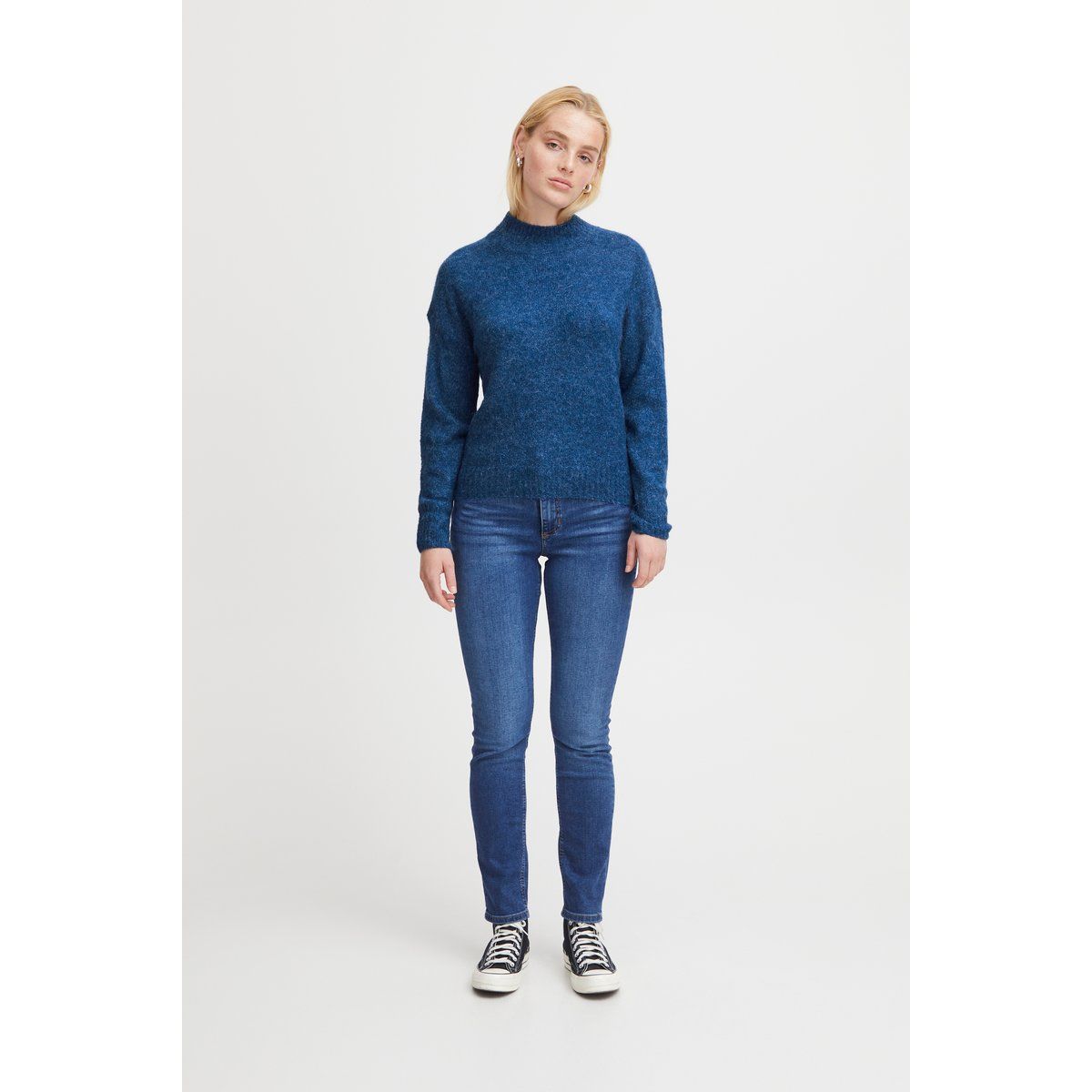Locker geschnittener Strickpullover mit Stehkragen