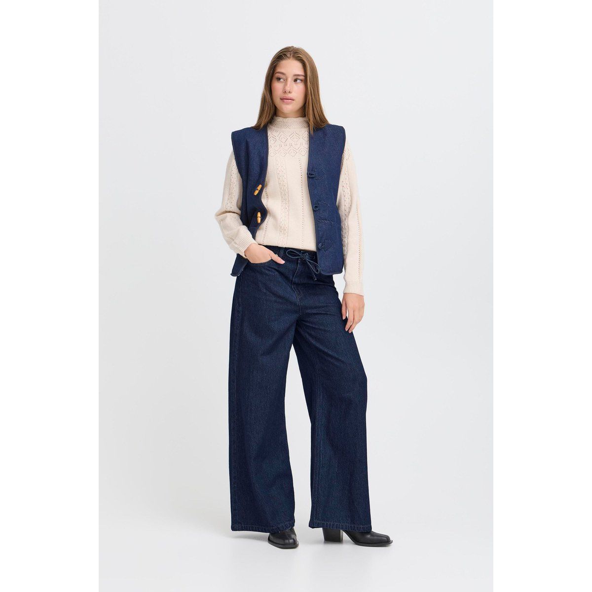 Weite Jeans mit Bindegürtel