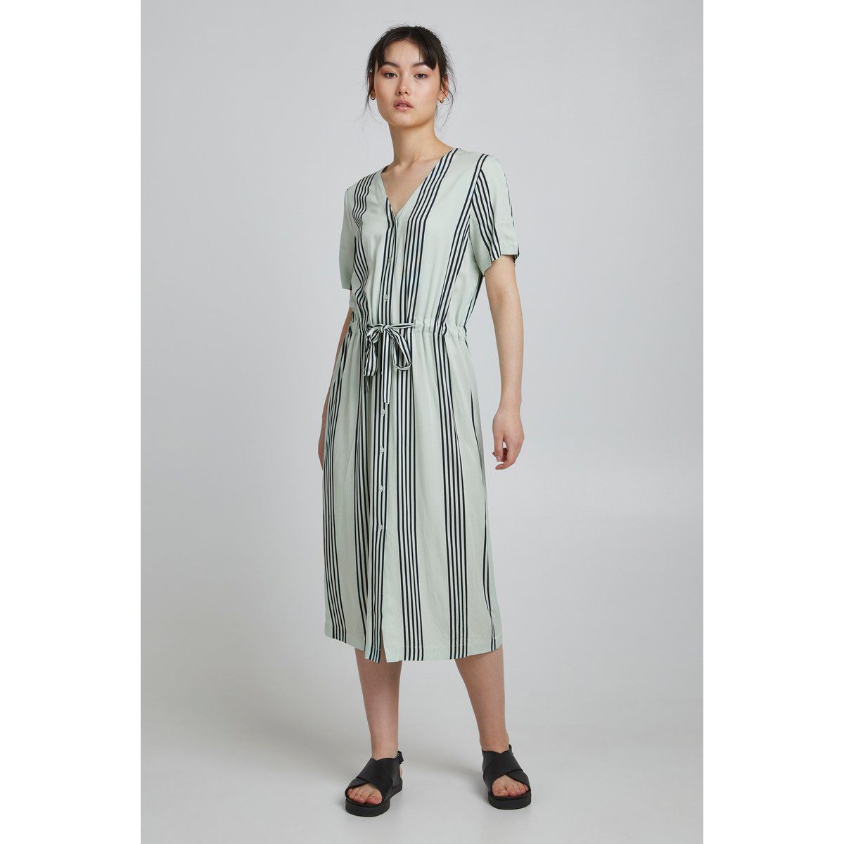 Gestreiftes Midi-Kleid mit Bindegürtel