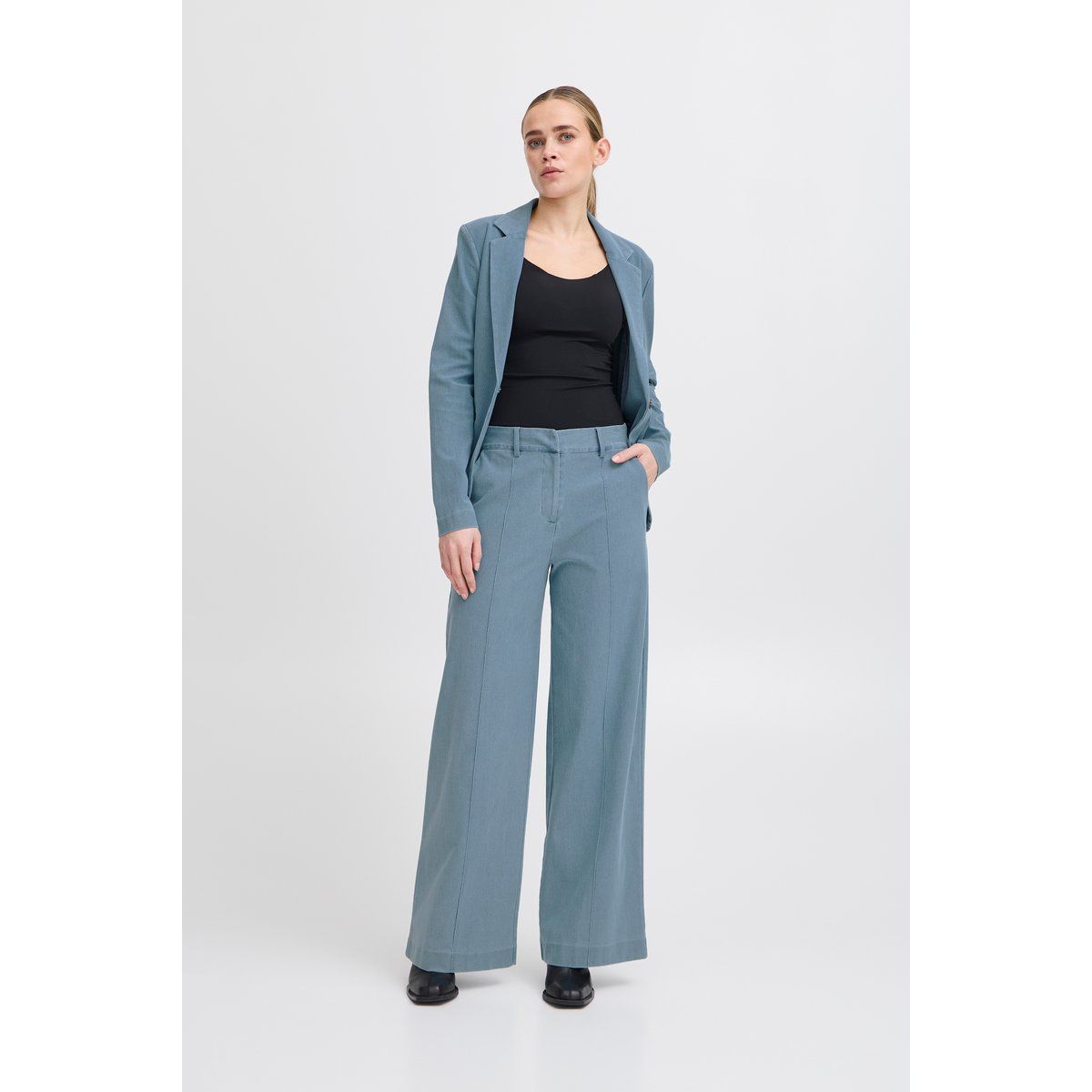 Weite Stoffhose mit markanter Bügelfalte