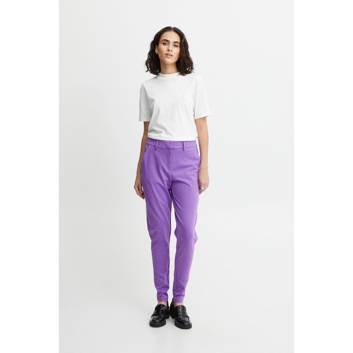 Schmale minimalistische gerade Hose