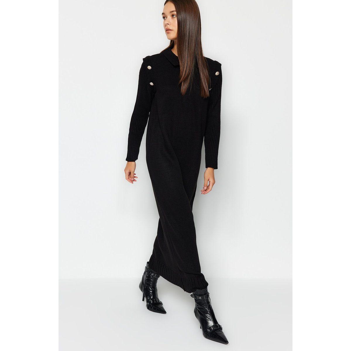 Maxi-Strickkleid mit Kragen und Knöpfen