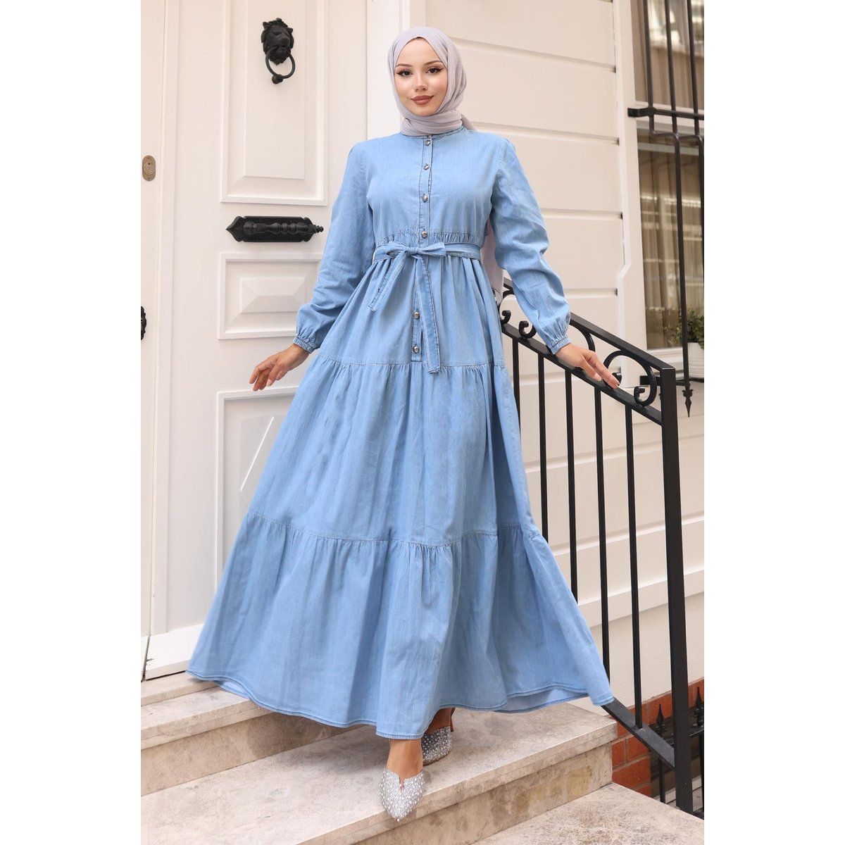 Gestuftes Denim-Maxikleid mit Gürtel