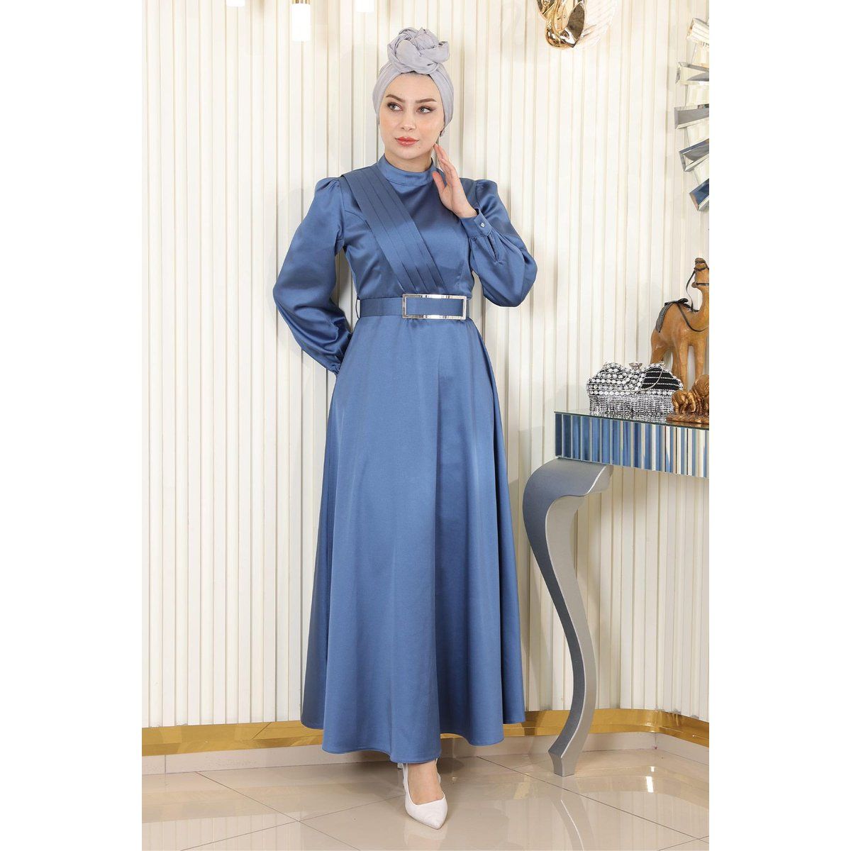 Drapiertes Satin-Maxikleid mit Gürtel