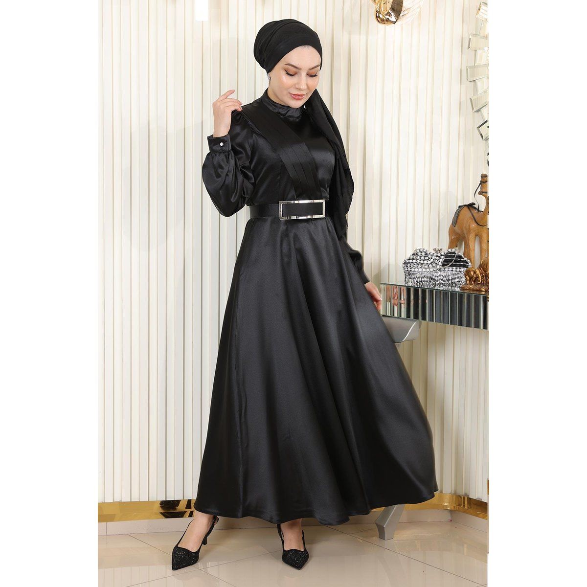 Elegantes drapiertes Satin-Maxikleid