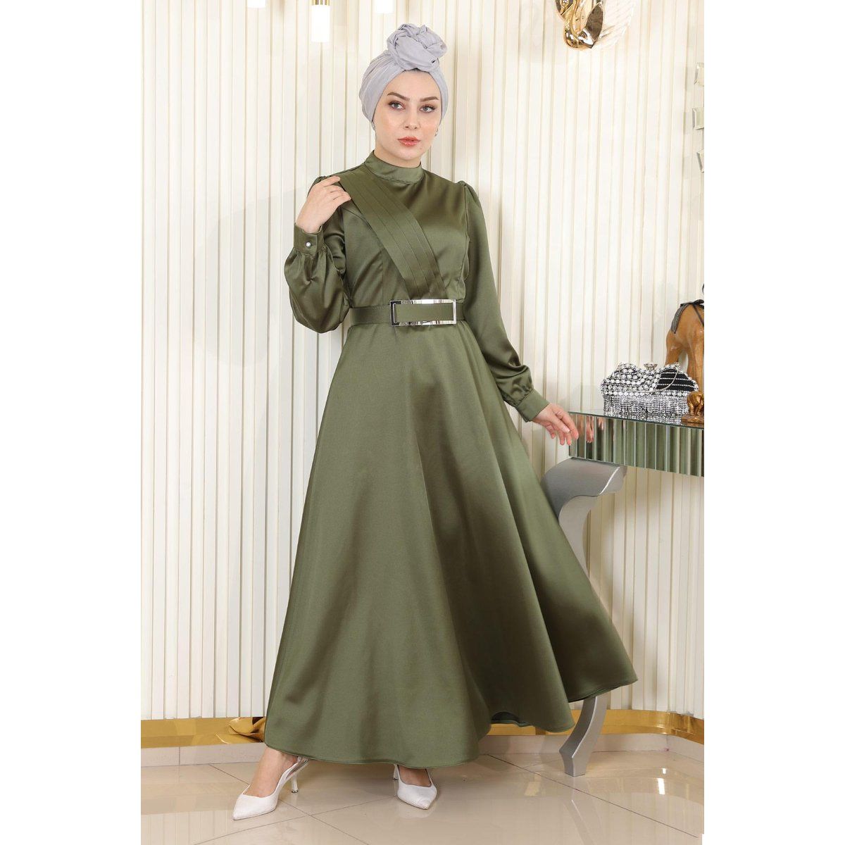 Elegantes drapiertes Satin-Maxikleid