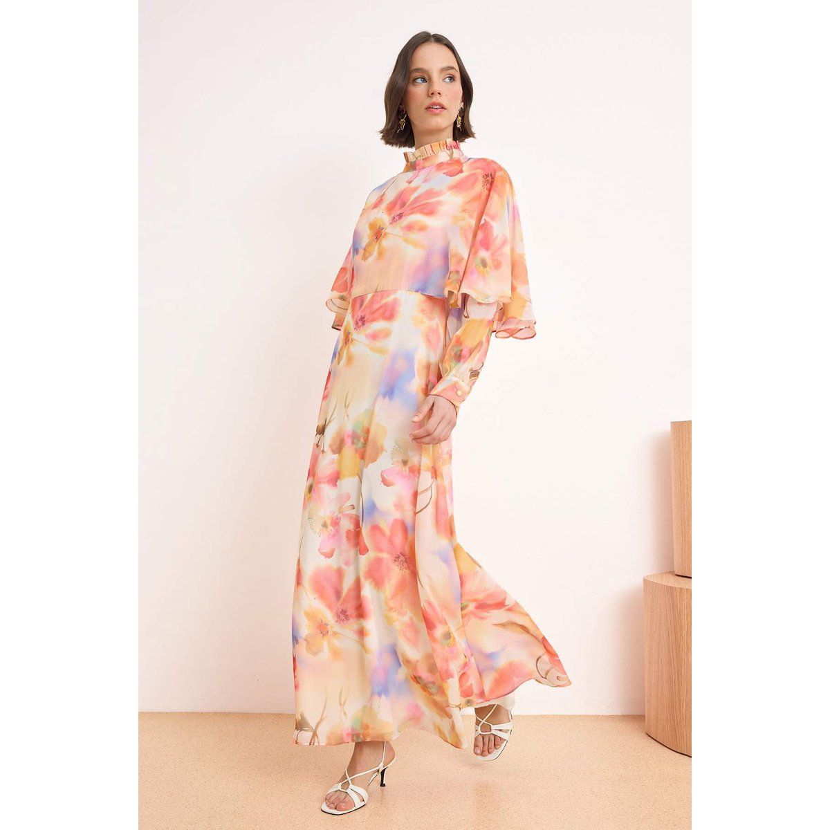 Fließendes Maxi-Cape-Kleid mit Blumenmuster