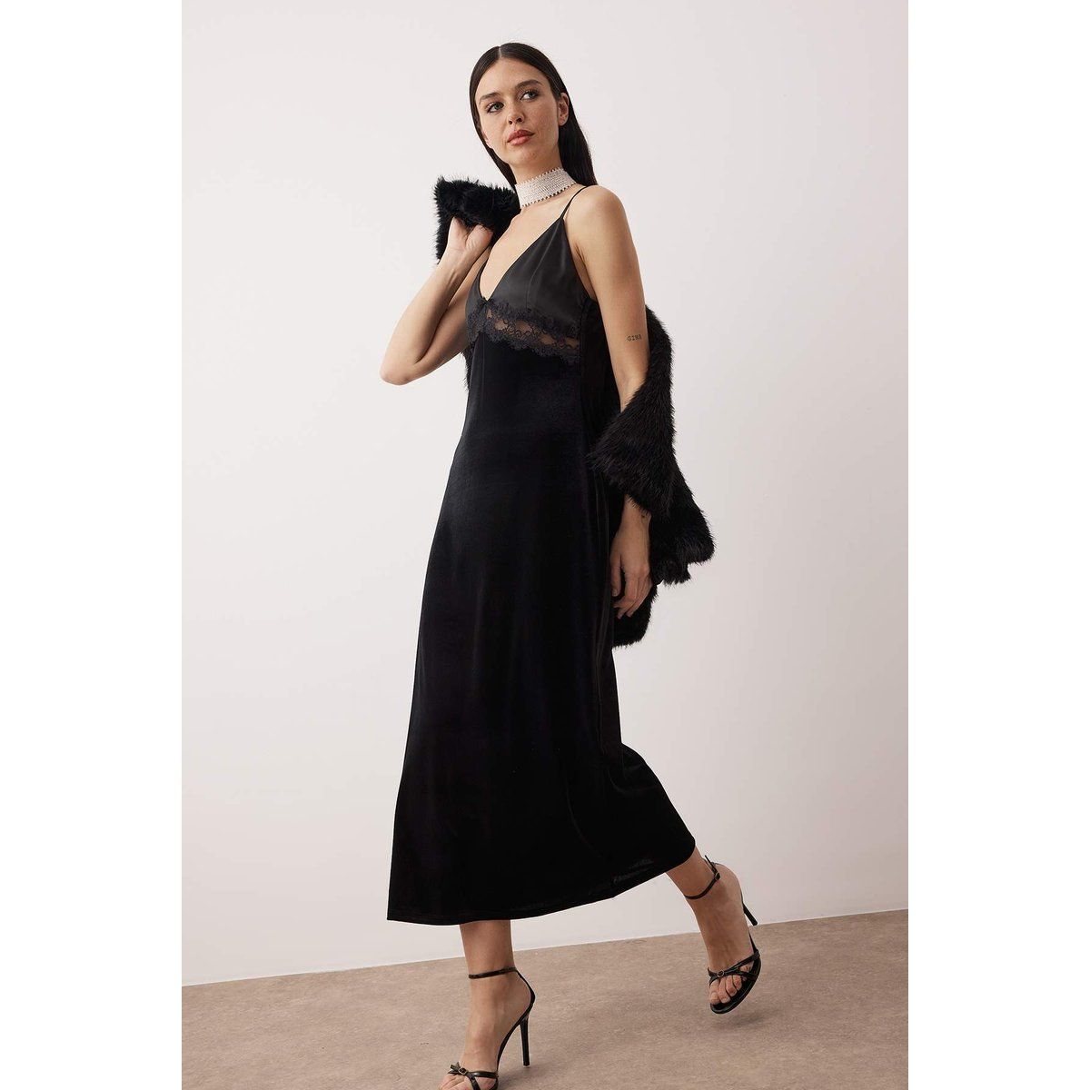 Samt-Maxikleid mit Spitzenbesatz