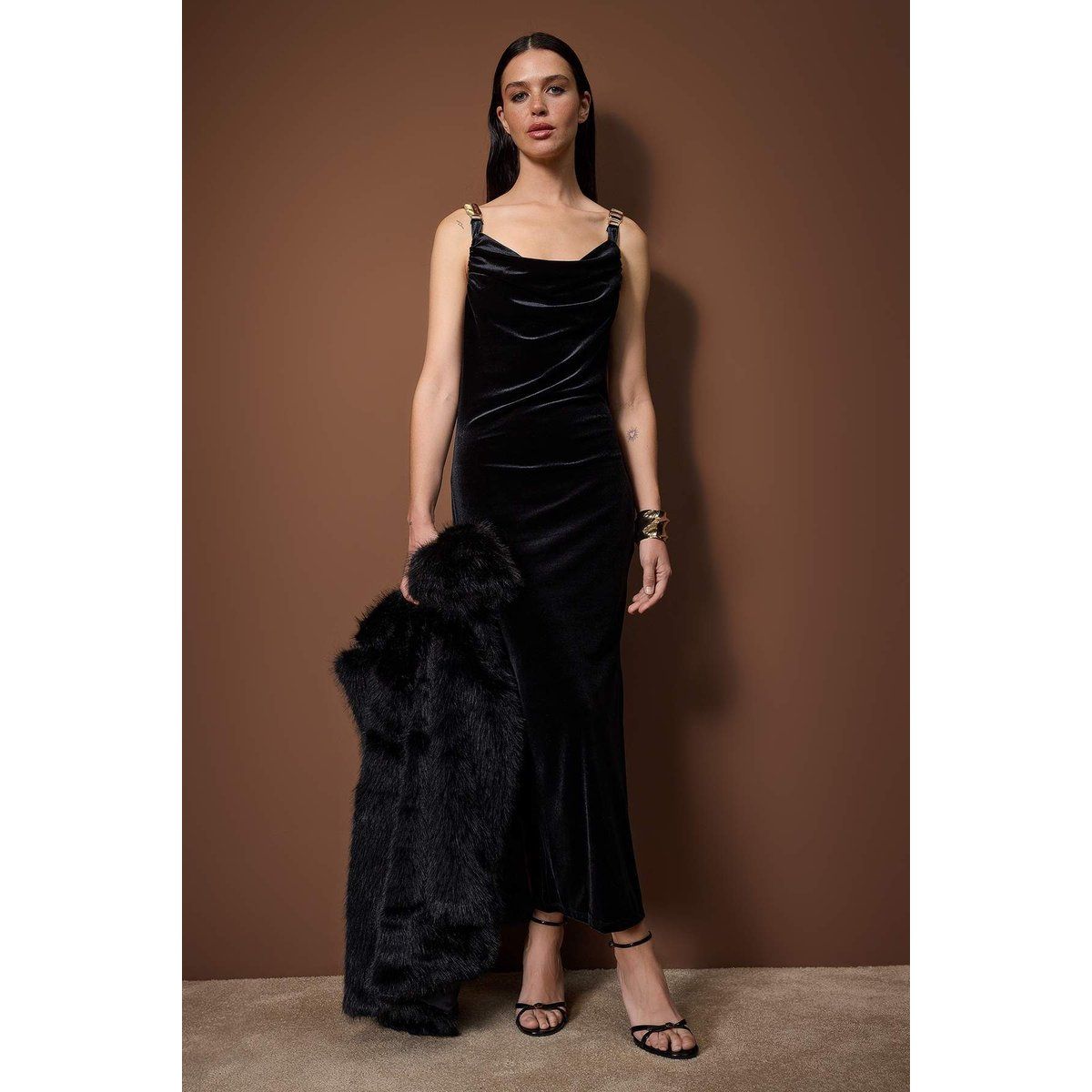 Elegantes Samt-Maxikleid mit Wasserfallausschnitt