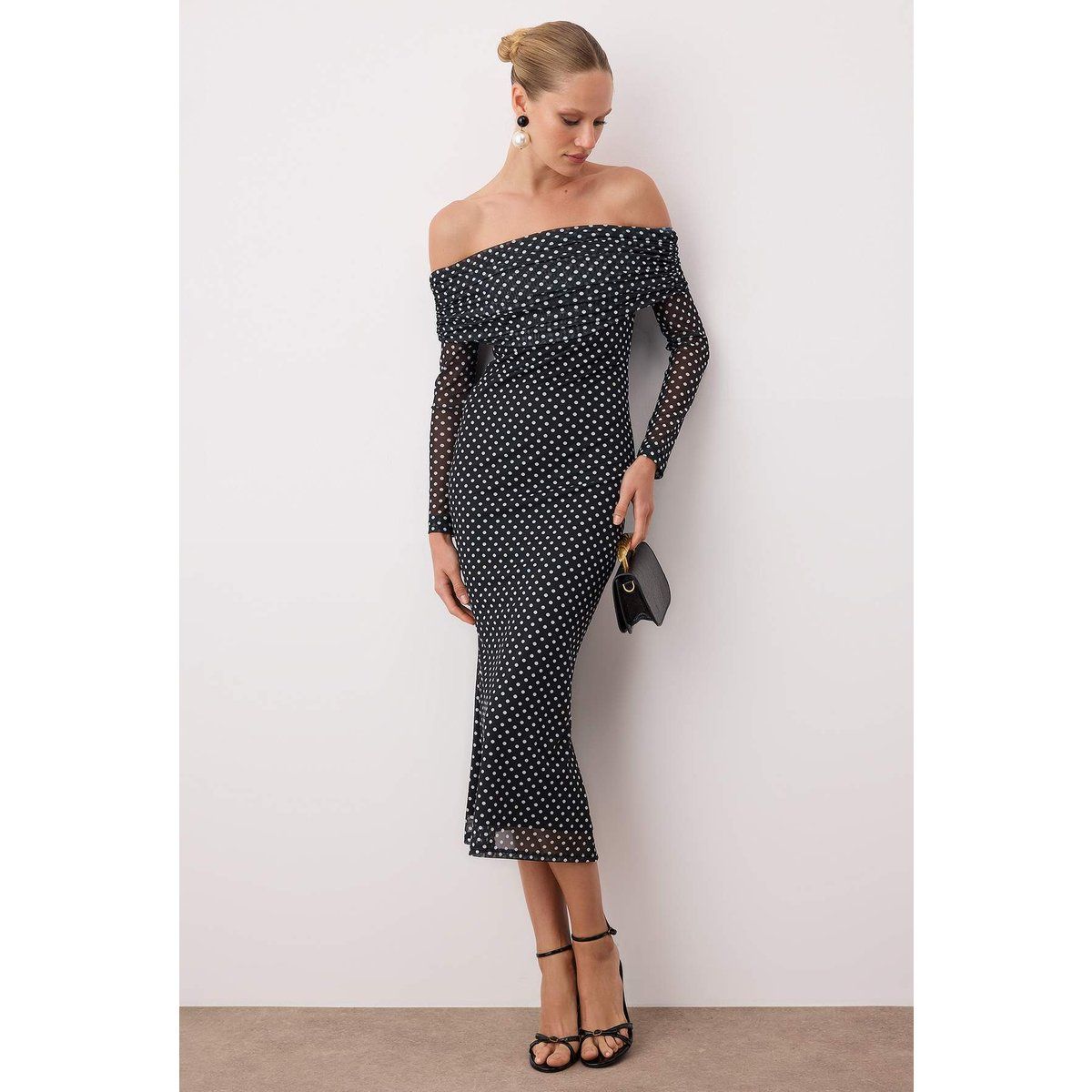 Schulterfreies Polka-Dot-Midikleid