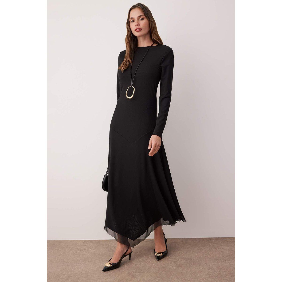 Elegantes langärmliges figurbetontes Maxikleid