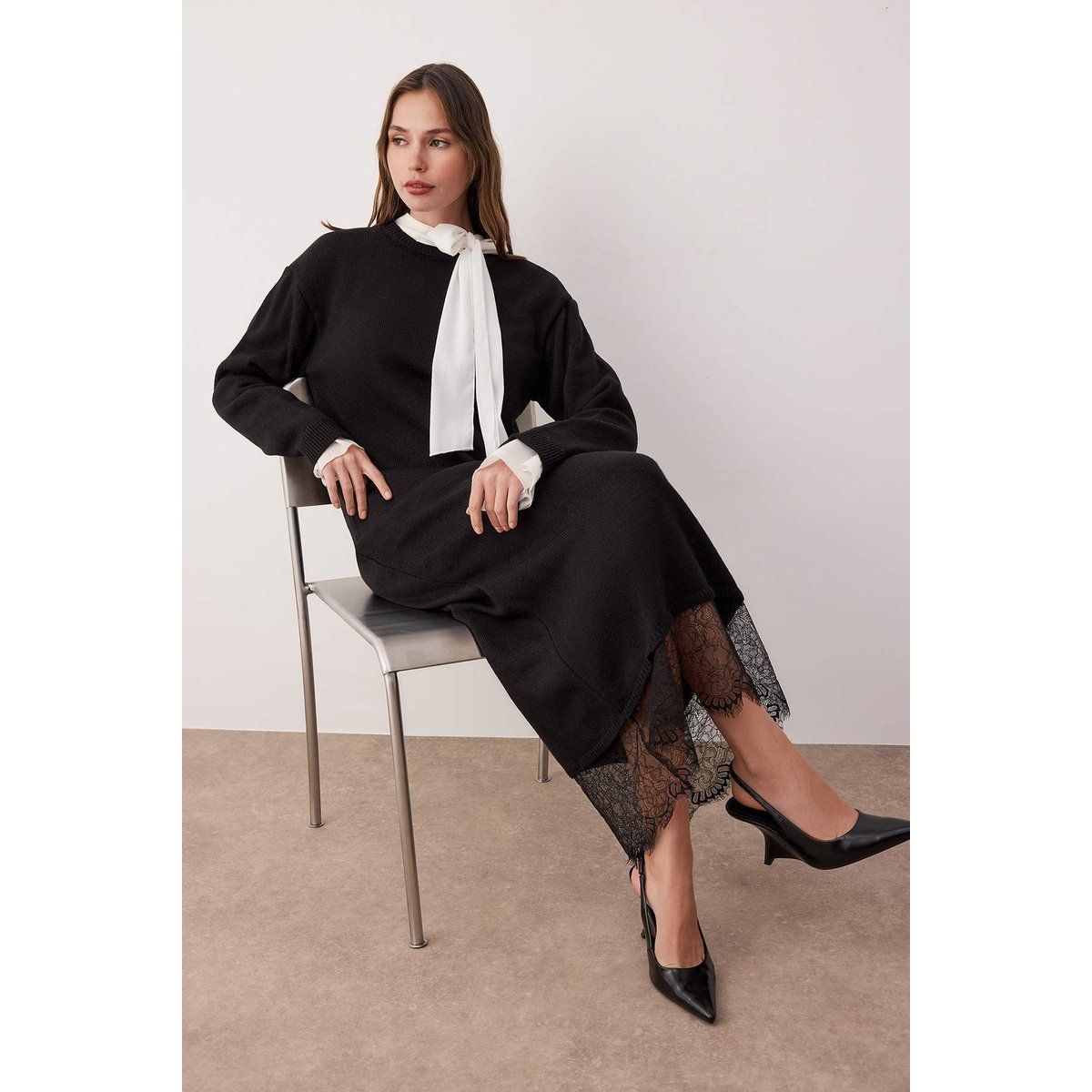Elegantes Strick-Maxikleid mit Saumspitze