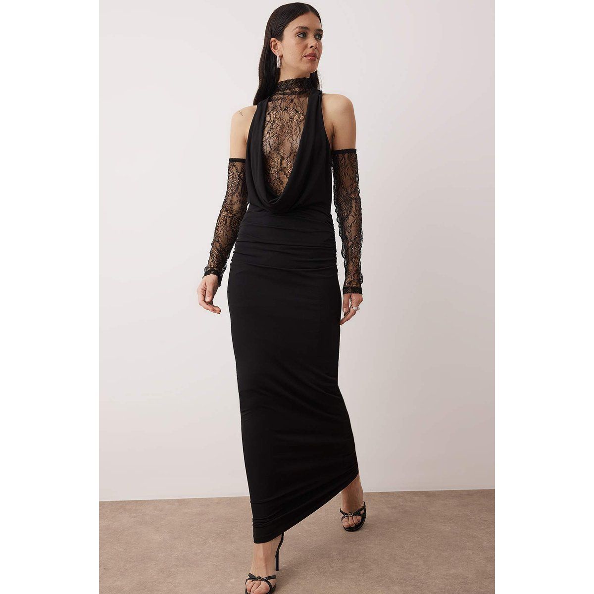 Maxikleid mit Wasserfallausschnitt und Spitze