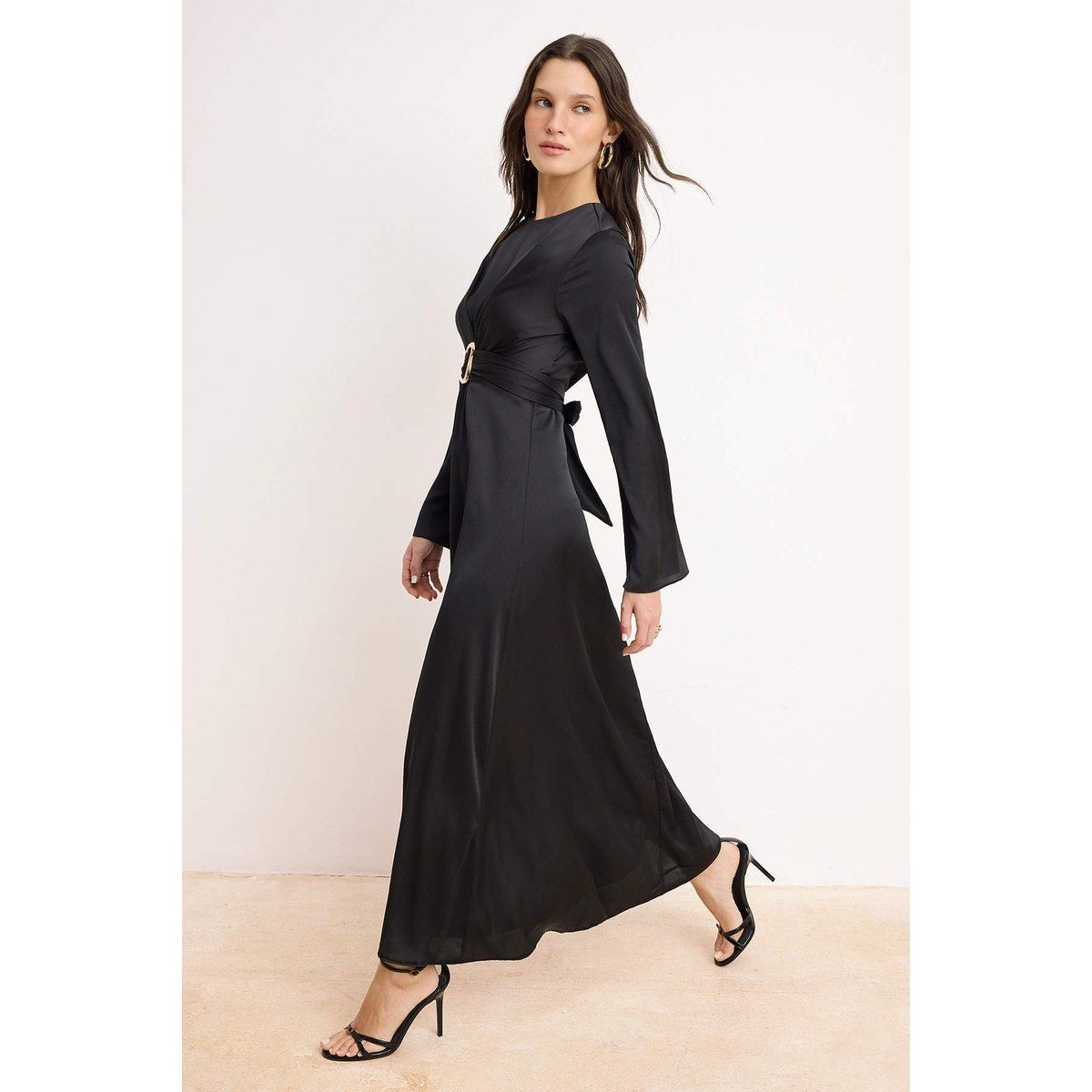 Elegantes Satin-Maxikleid mit Ring-Detail