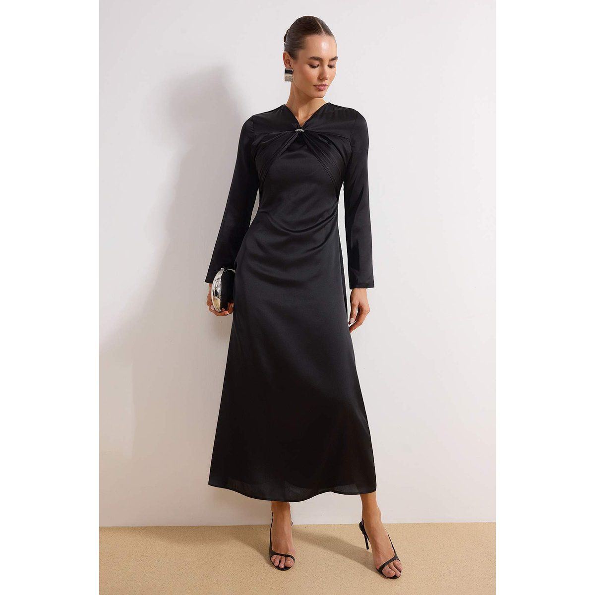 Elegantes Satin-Maxikleid mit Knotendetail