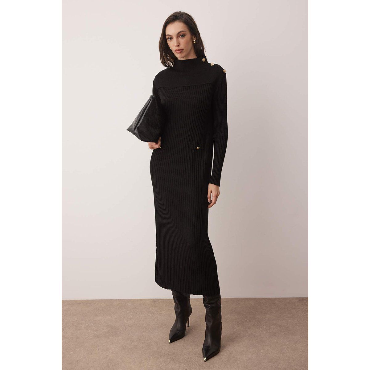 Geripptes Strick-Maxikleid mit Goldknöpfen
