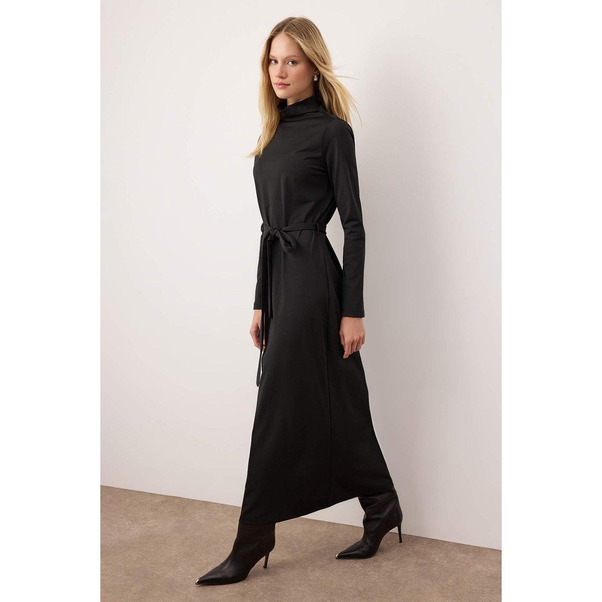 Elegantes Strick-Maxikleid mit Stehkragen
