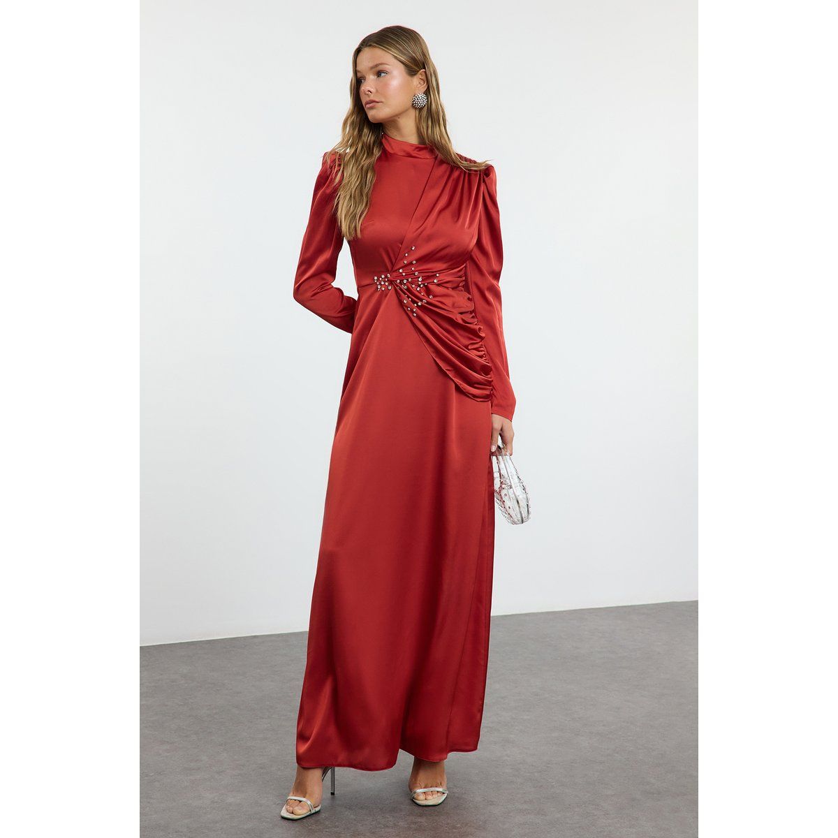 Elegantes Satin-Maxikleid mit Strasssteinen