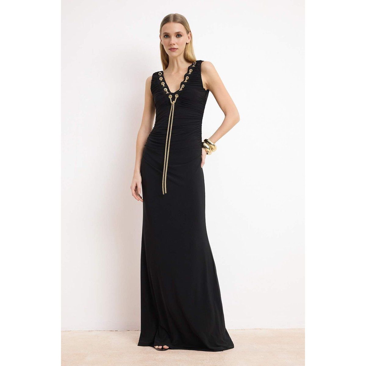 Elegantes gerafftes Maxikleid mit Kette