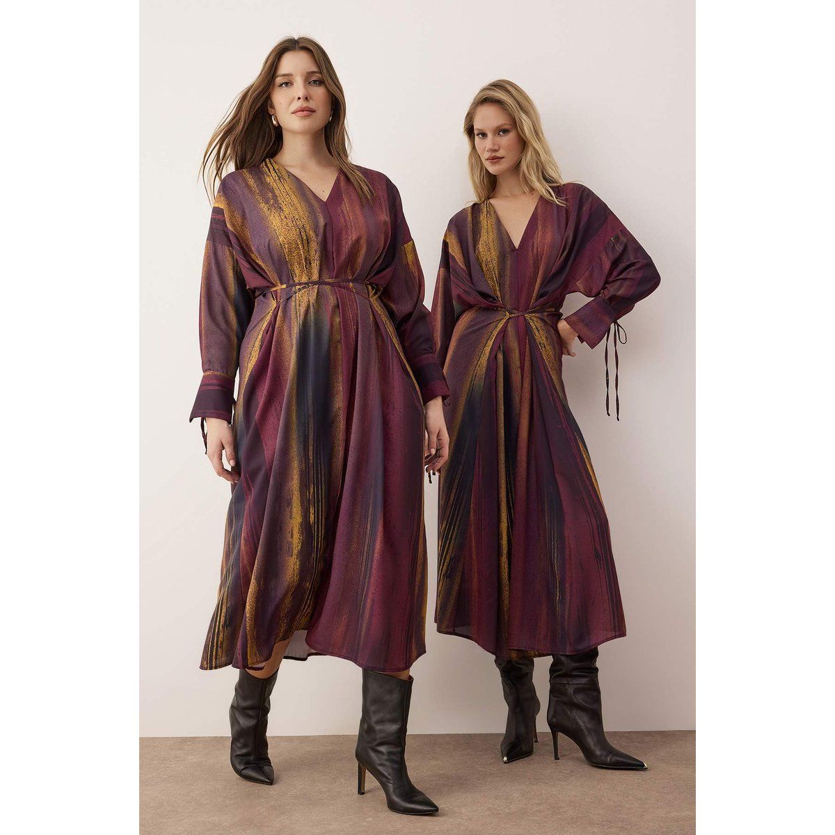 Maxikleid mit abstraktem Print und V-Ausschnitt