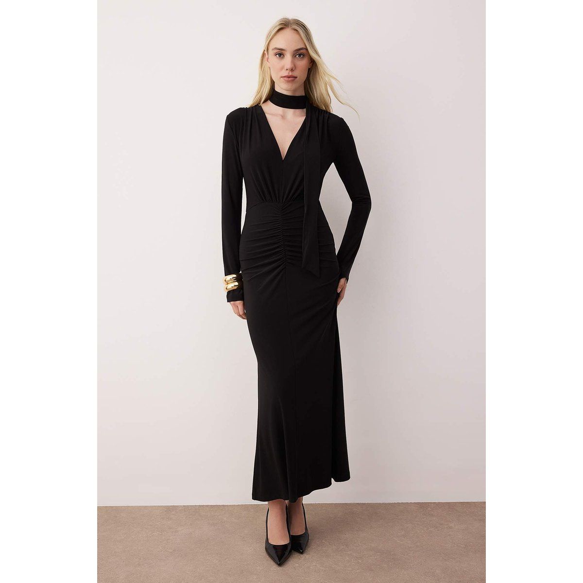 Elegantes gerafftes Maxikleid mit Schal