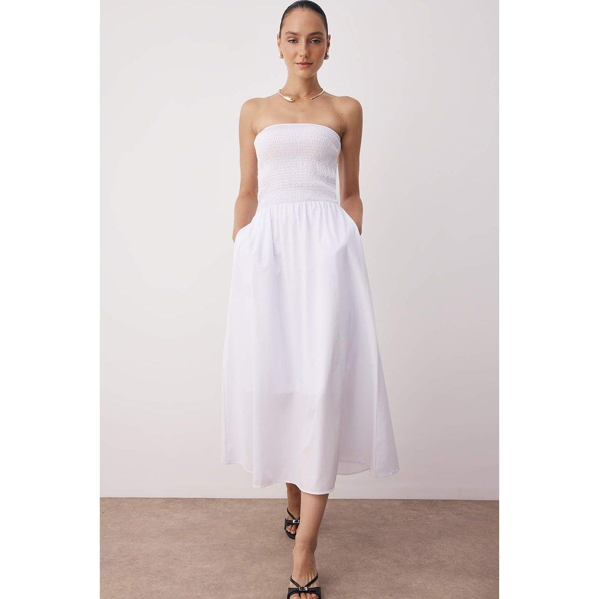 Trägerloses Maxikleid mit Smok-Oberteil