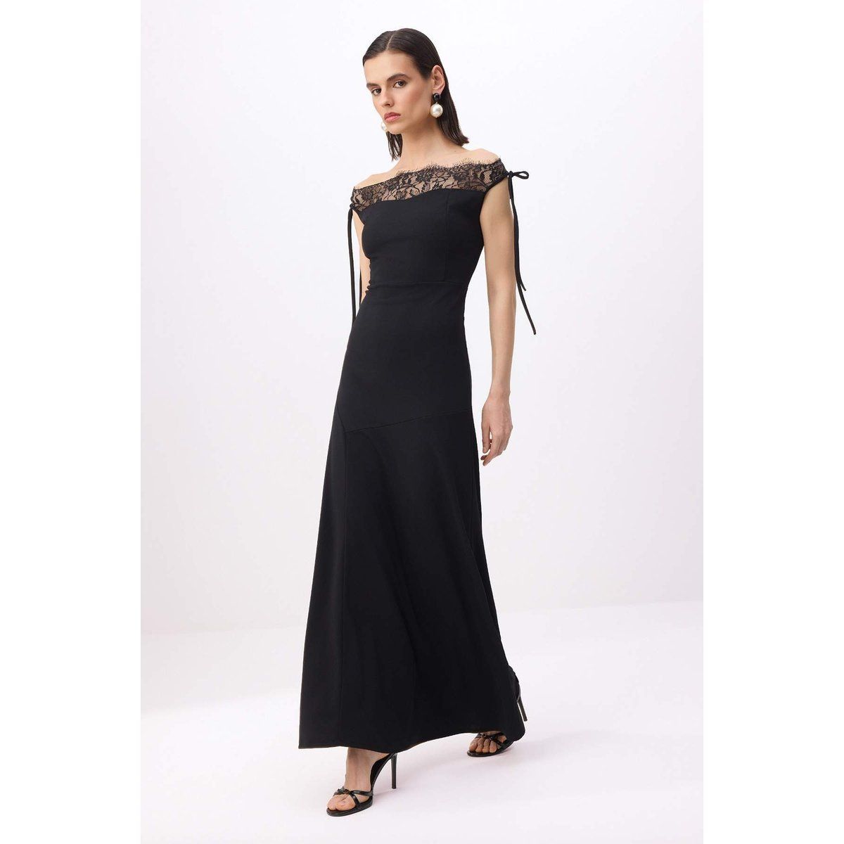 Schulterfreies Maxikleid mit Spitzenbesatz