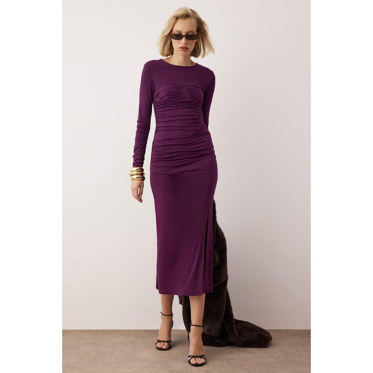 Langärmeliges gerafftes Midikleid