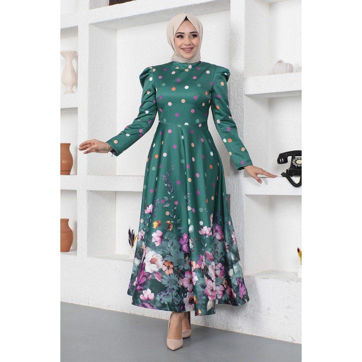 Satin-Maxikleid mit Punkten und Blumen