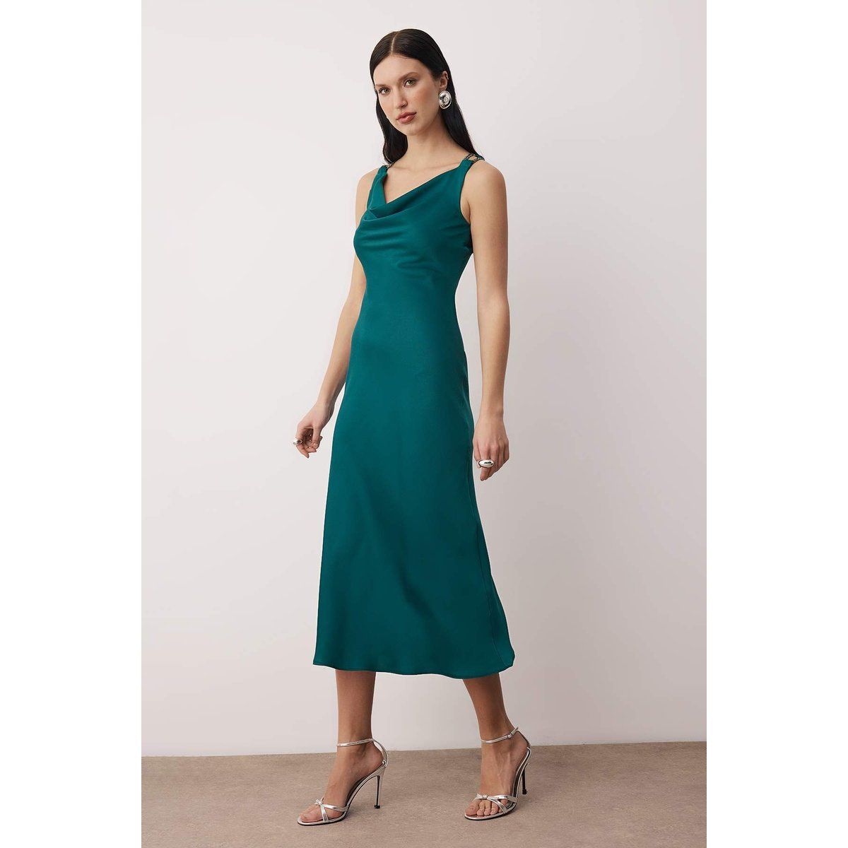 Elegantes Midikleid mit Wasserfallausschnitt