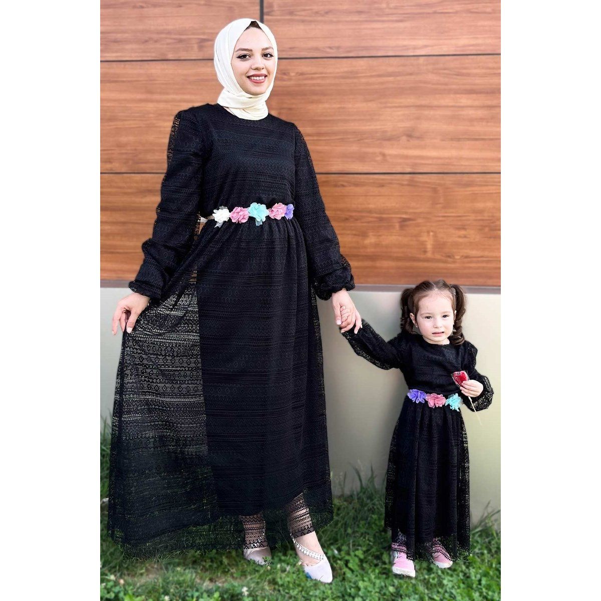 Filigranes Spitzen-Maxikleid mit Blumengürtel