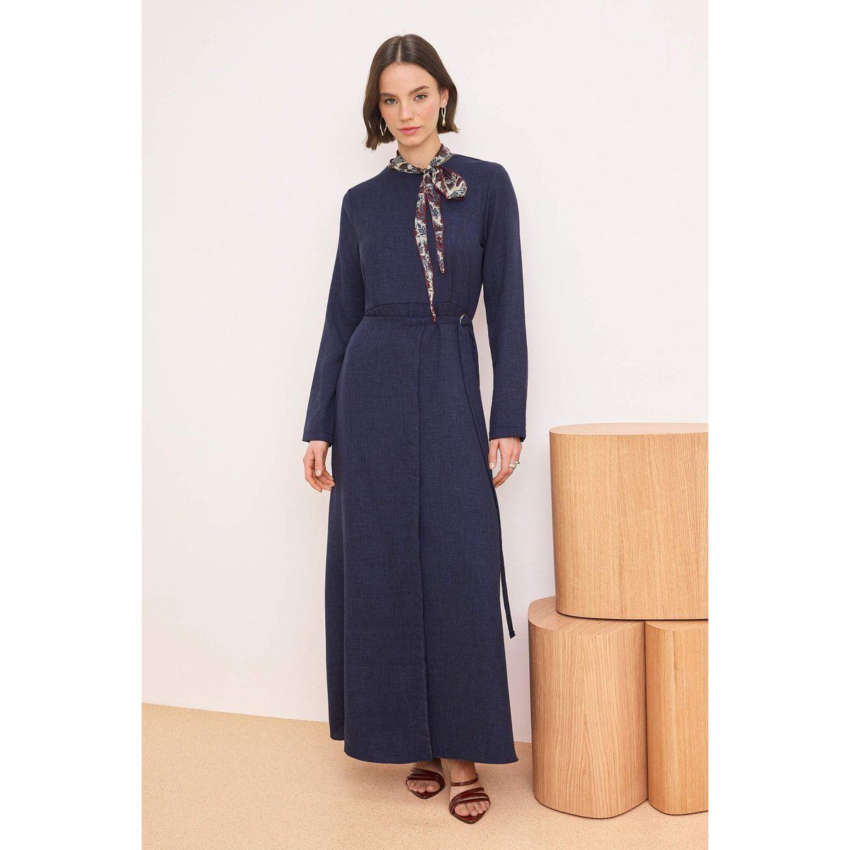 Elegantes Maxikleid mit Schal-Detail