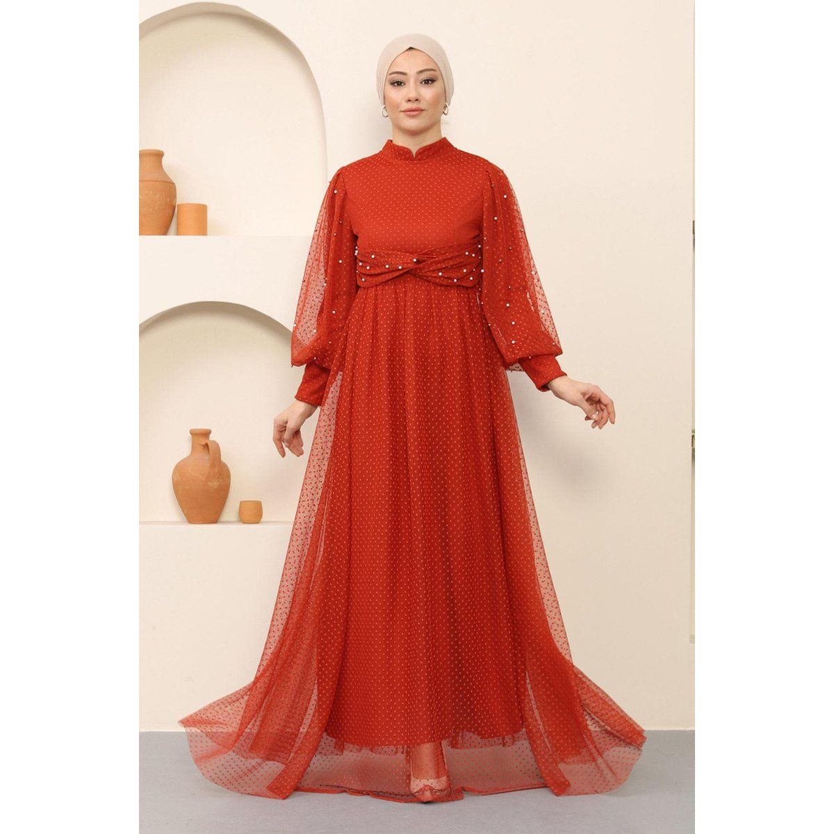 Abendkleid aus Tüll mit Perlenverzierung