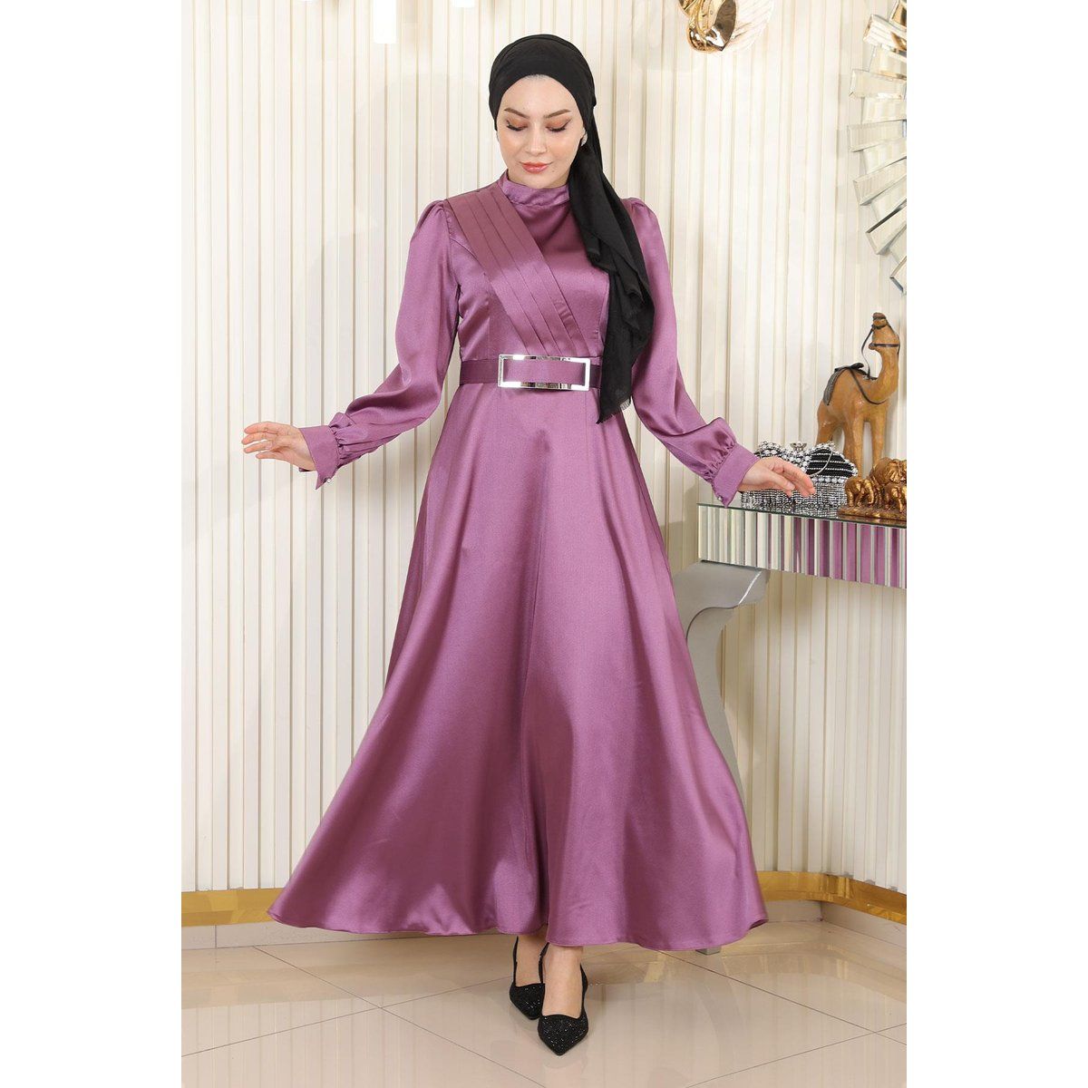 Drapiertes Satin-Abendkleid mit Gürtel