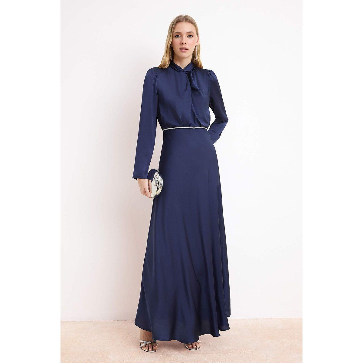 Elegantes Satin-Maxikleid mit Stehkragen