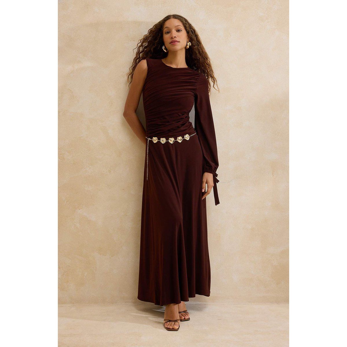 Asymmetrisches Maxikleid mit Raffung