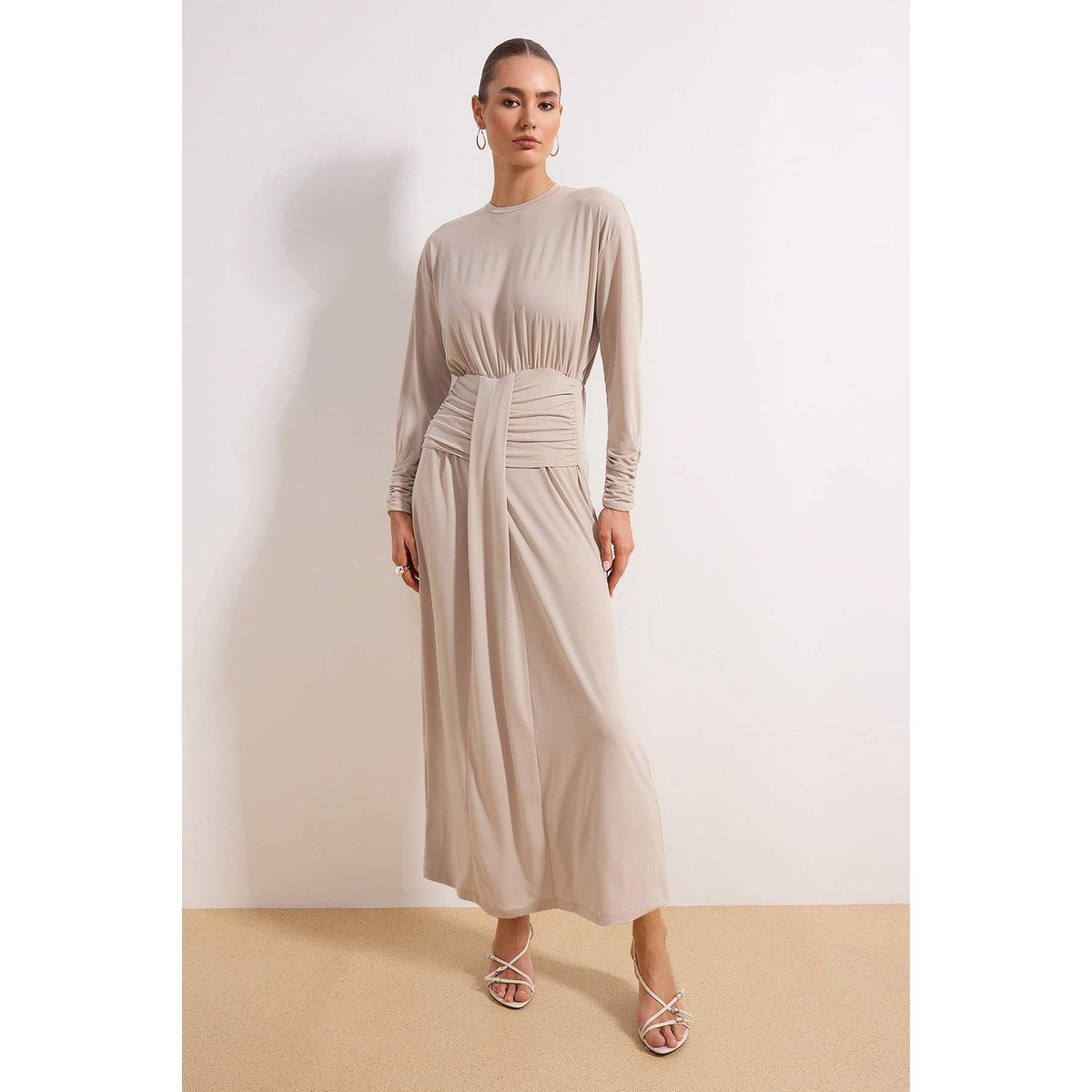 Elegantes Maxikleid mit geraffter Taille