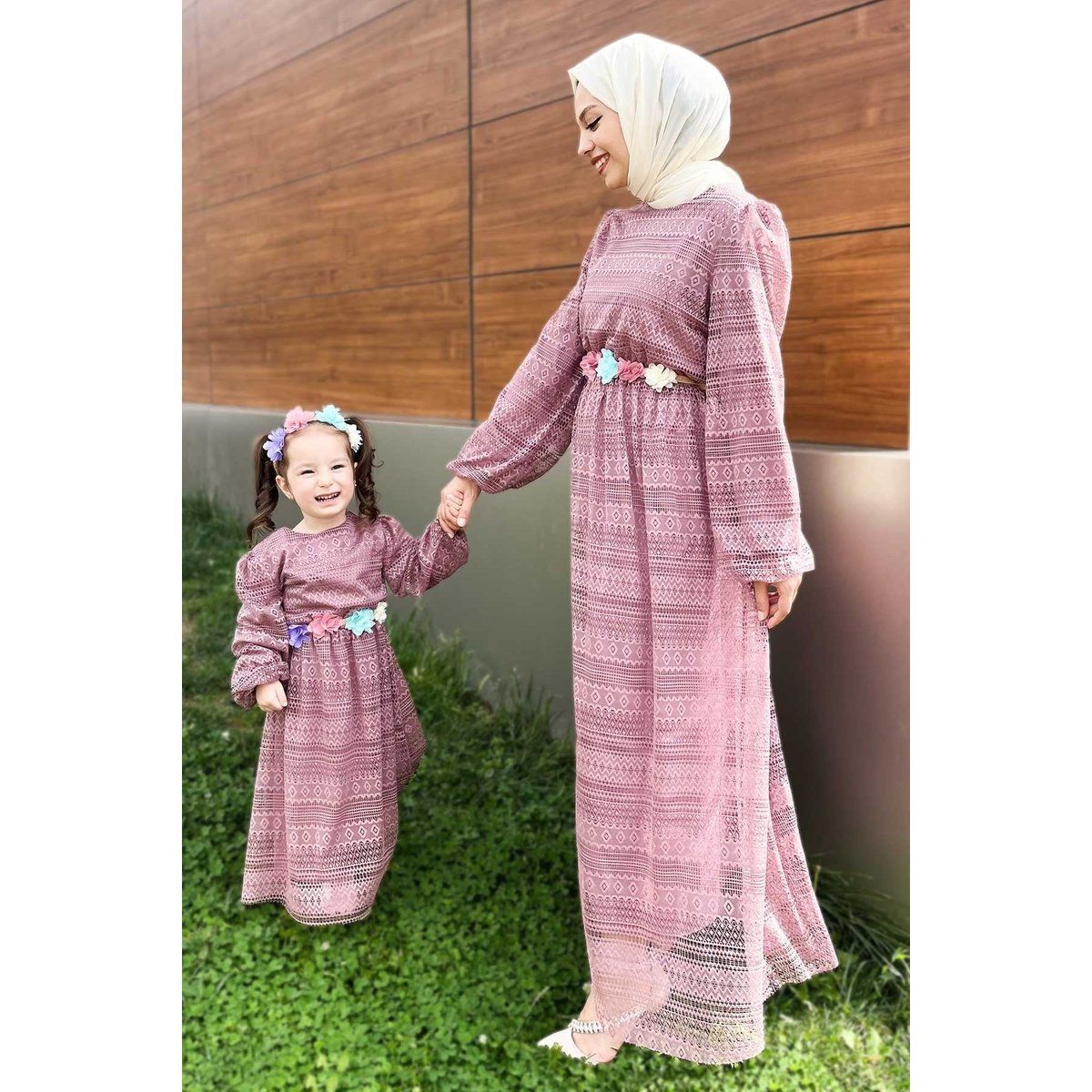 Elegantes Maxikleid aus geometrischer Spitze