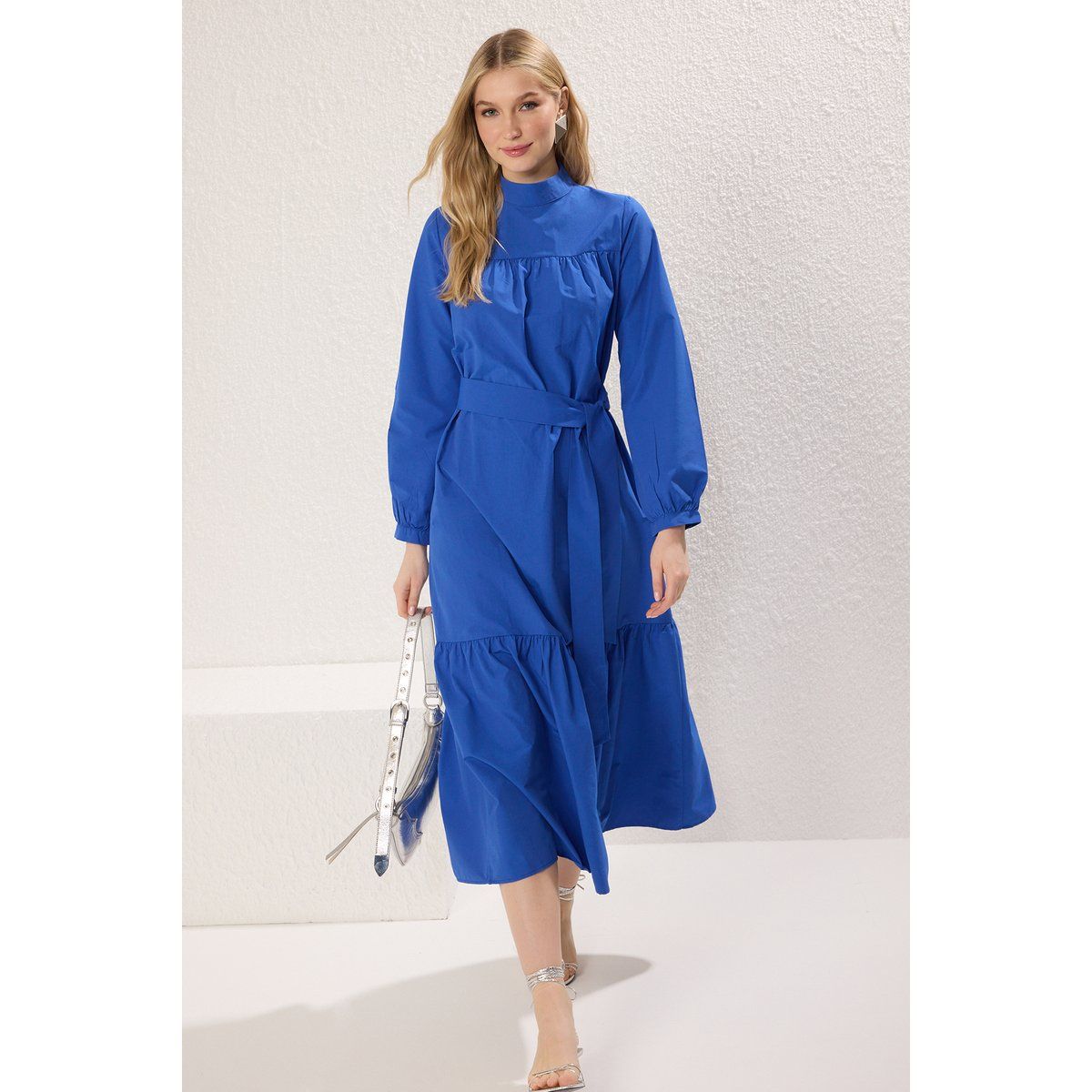 Maxikleid mit Stehkragen und Stufensaum