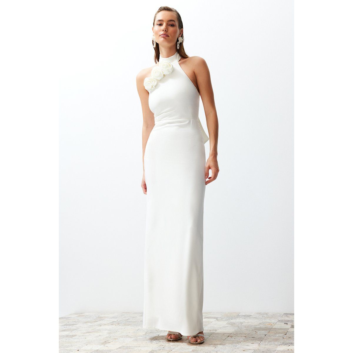 Elegantes Abendkleid mit Rosetten-Neckholder