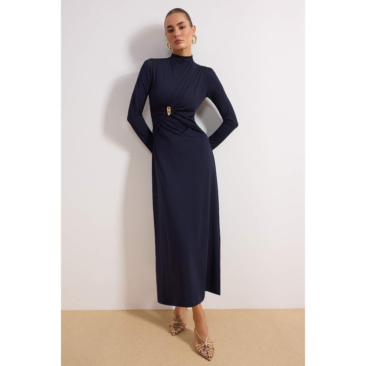 Gerafftes Maxikleid mit Stehkragen