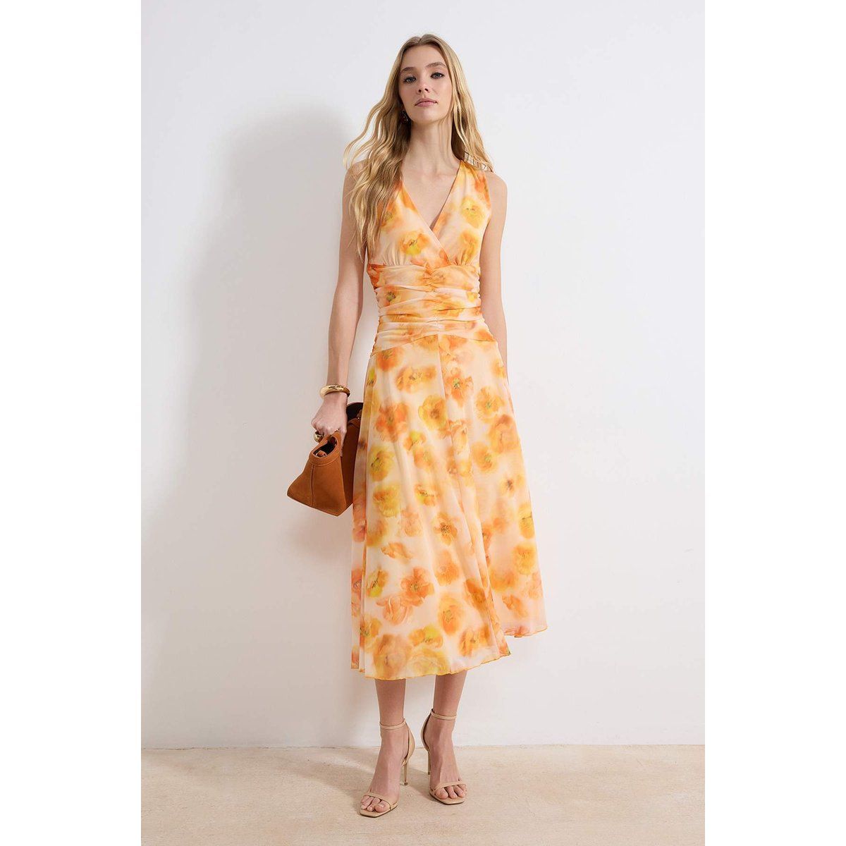 Gerafftes Midikleid mit Blumendruck und V-Ausschnitt