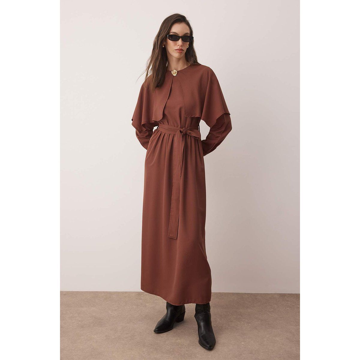 Elegantes Maxikleid mit Cape-Detail