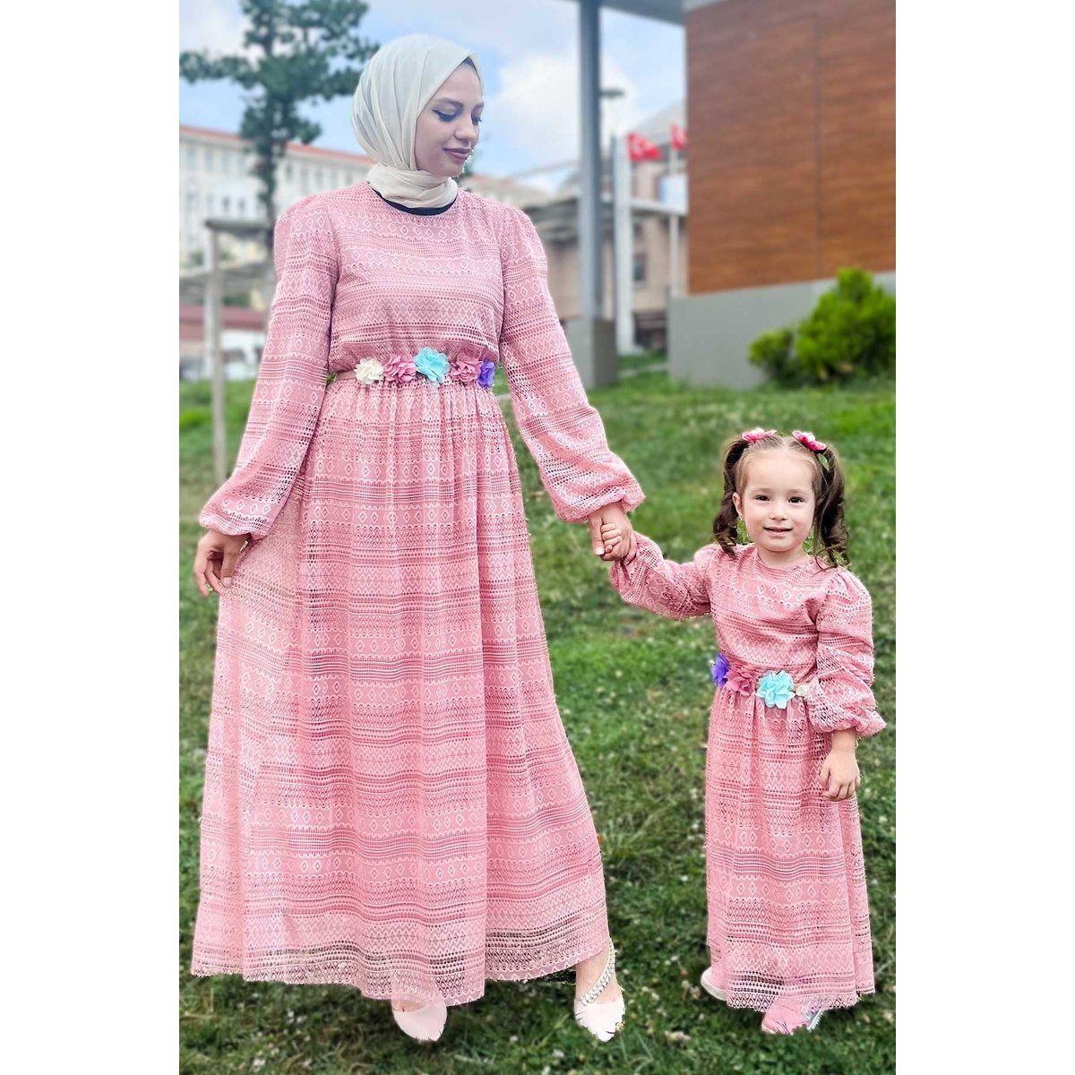 Elegantes Spitzen-Maxikleid mit Blumengürtel