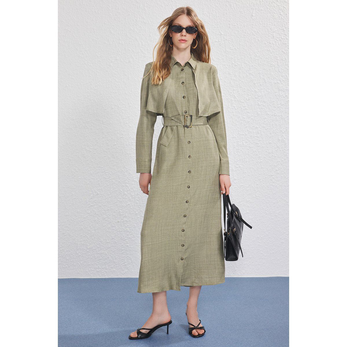 Maxikleid mit Gürtel im Trench-Stil