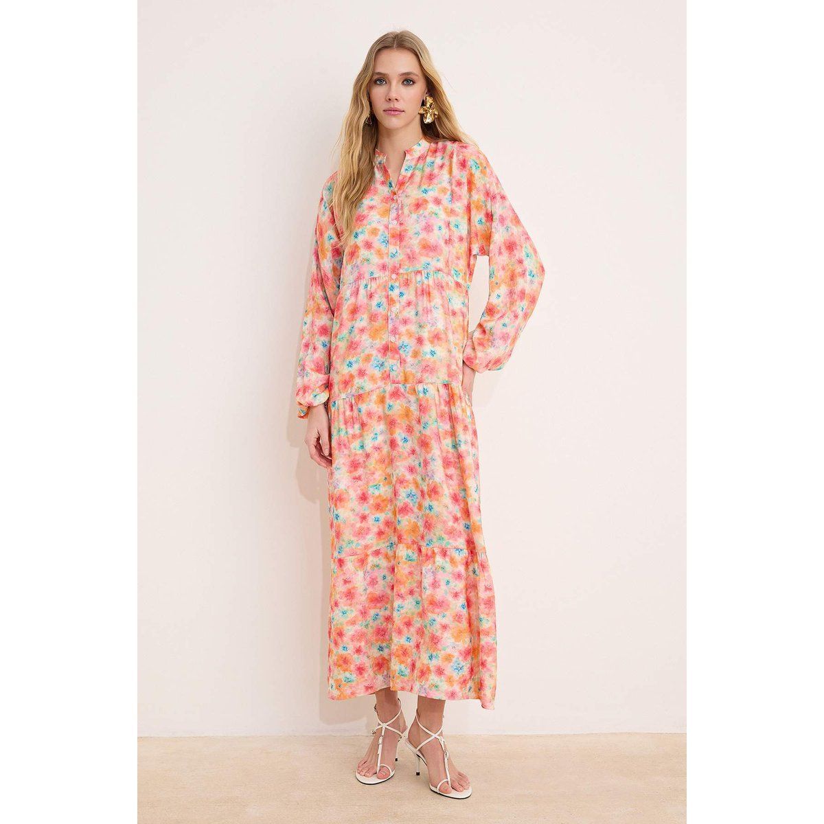 Fließendes gestuftes Maxikleid mit Blumenmuster